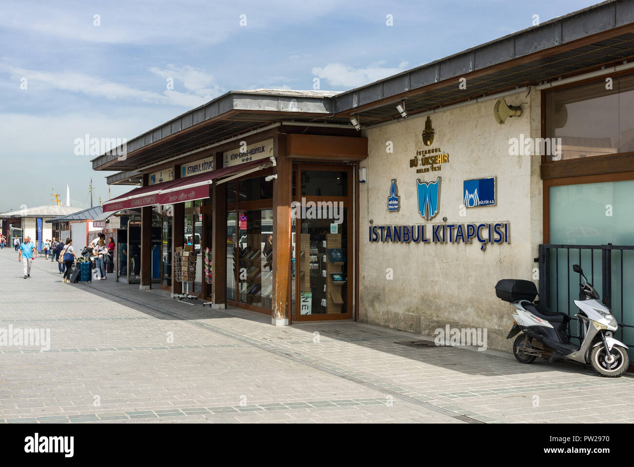 Librería de Estambul o Kitapçısı exterior por el Muelle Eminonu, Estambul,  Turquía Fotografía de stock - Alamy