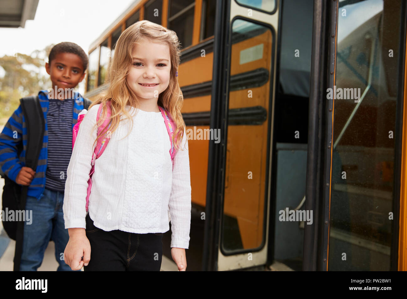 Niños esperando el bus fotografías e imágenes de alta resolución