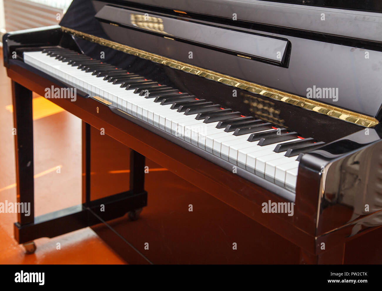 Puñalada seta Más bien Nuevo teclado de piano moderno interior con luz brillante Fotografía de  stock - Alamy