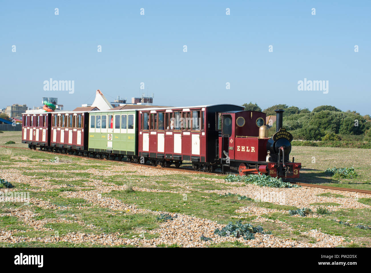 Hayling Island seaside ferrocarril tren de vía angosta, una atracción turística en Hampshire, Reino Unido Foto de stock