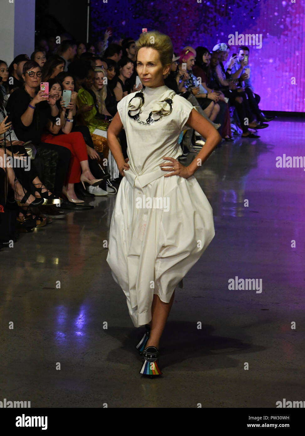 Modelo en la sociedad bohemia por Victor Wilde en primavera/verano 2019 La noche de clausura de la Semana de la moda en el Petersen Automotive Museum el 10 de octubre de 2018. Foto de stock