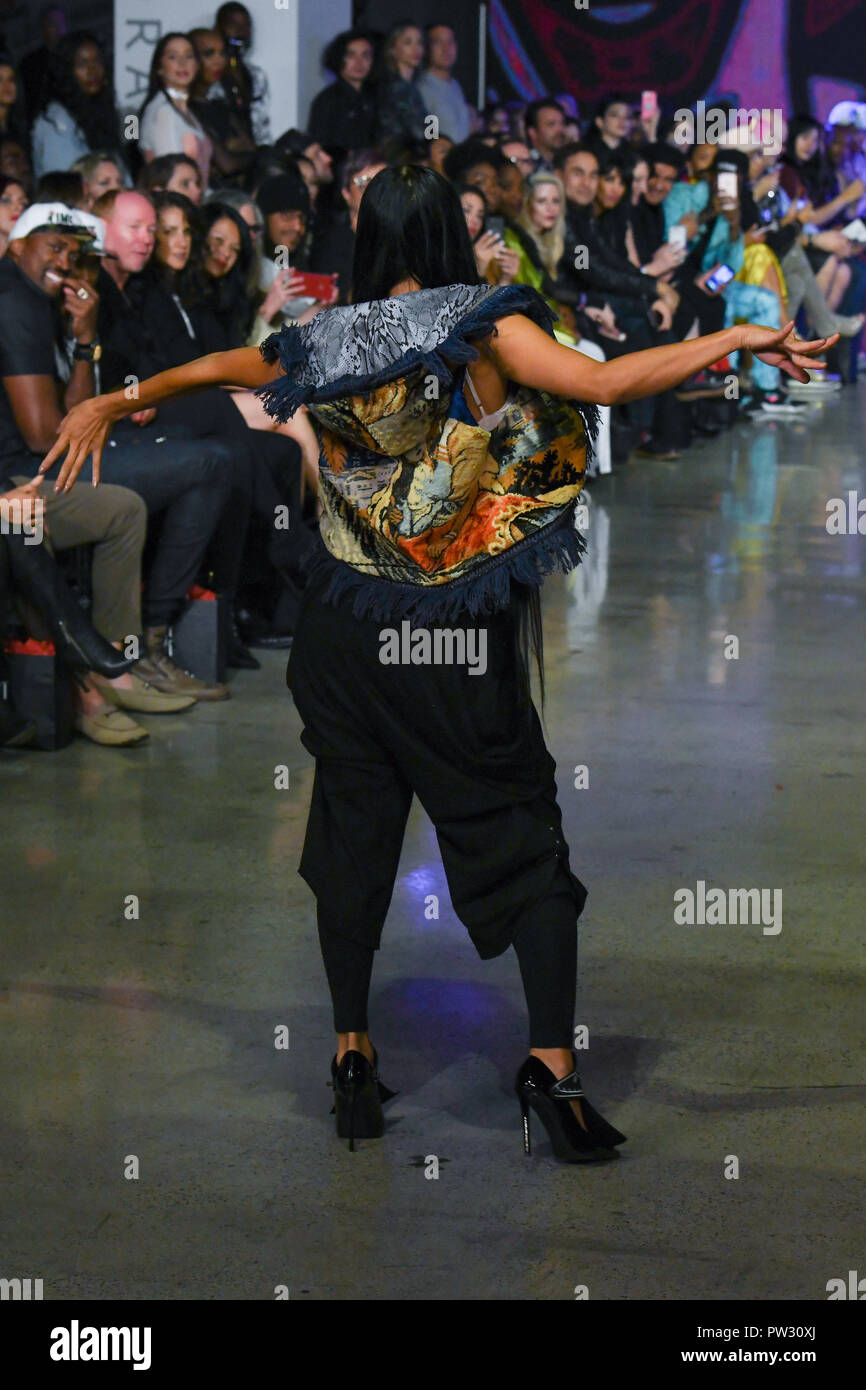 Modelo en la sociedad bohemia por Victor Wilde en primavera/verano 2019 La noche de clausura de la Semana de la moda en el Petersen Automotive Museum el 10 de octubre de 2018. Foto de stock