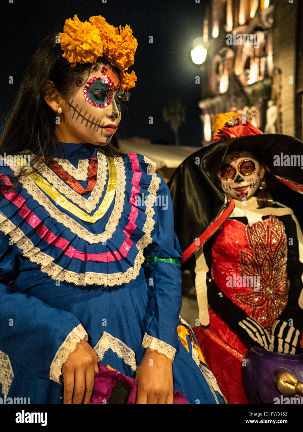 Jóvenes muchachas vestidas en trajes tradicionales de Catrina Calavera para  el Día de los inocentes en un desfile en San Miguel de Allende, México  Fotografía de stock - Alamy