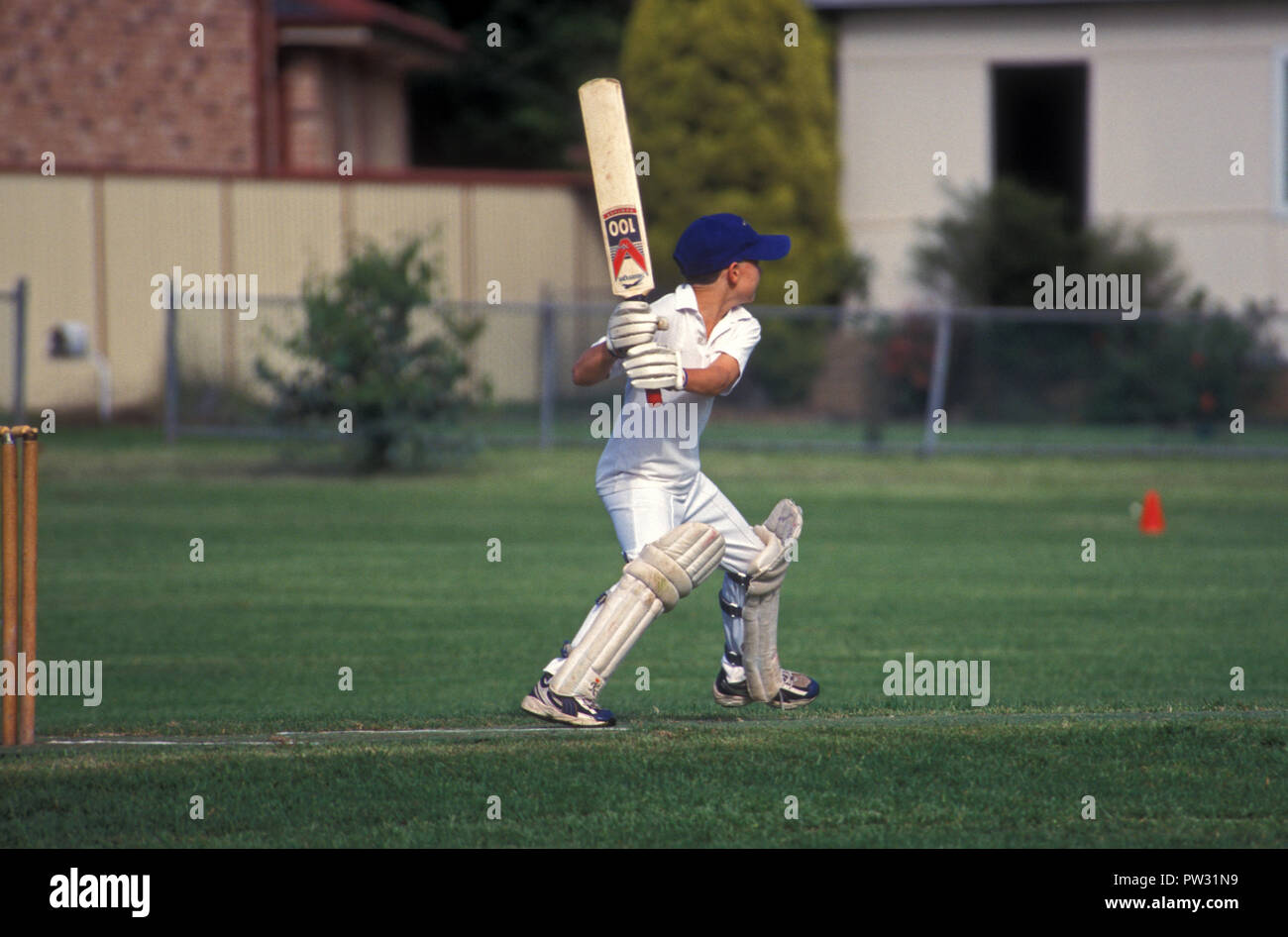 Juego de cricket Junior en progreso, Sydney, New South Wales, Australia Foto de stock