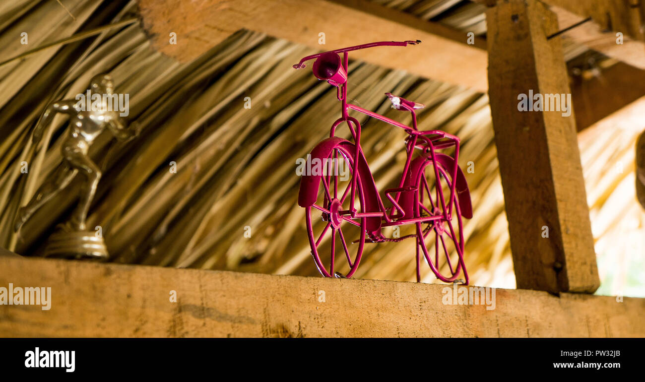 Rosa bicicleta usada para la decoración de la cinta. Foto de stock