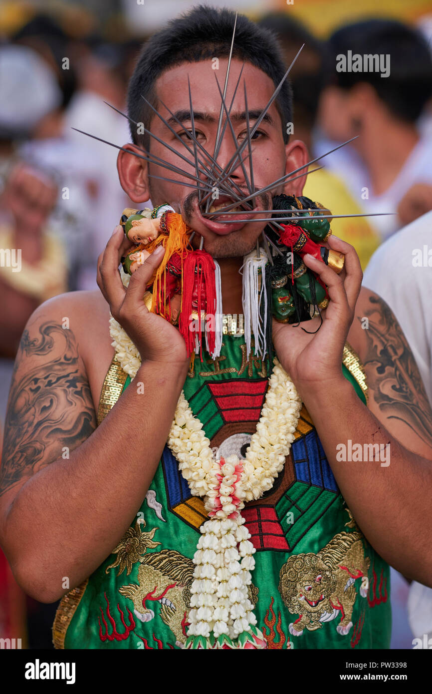 Una procesión durante el Festival Vegetariano (Festival de los Nueve Dioses Emperadores) en la ciudad de Phuket, Tailandia Foto de stock