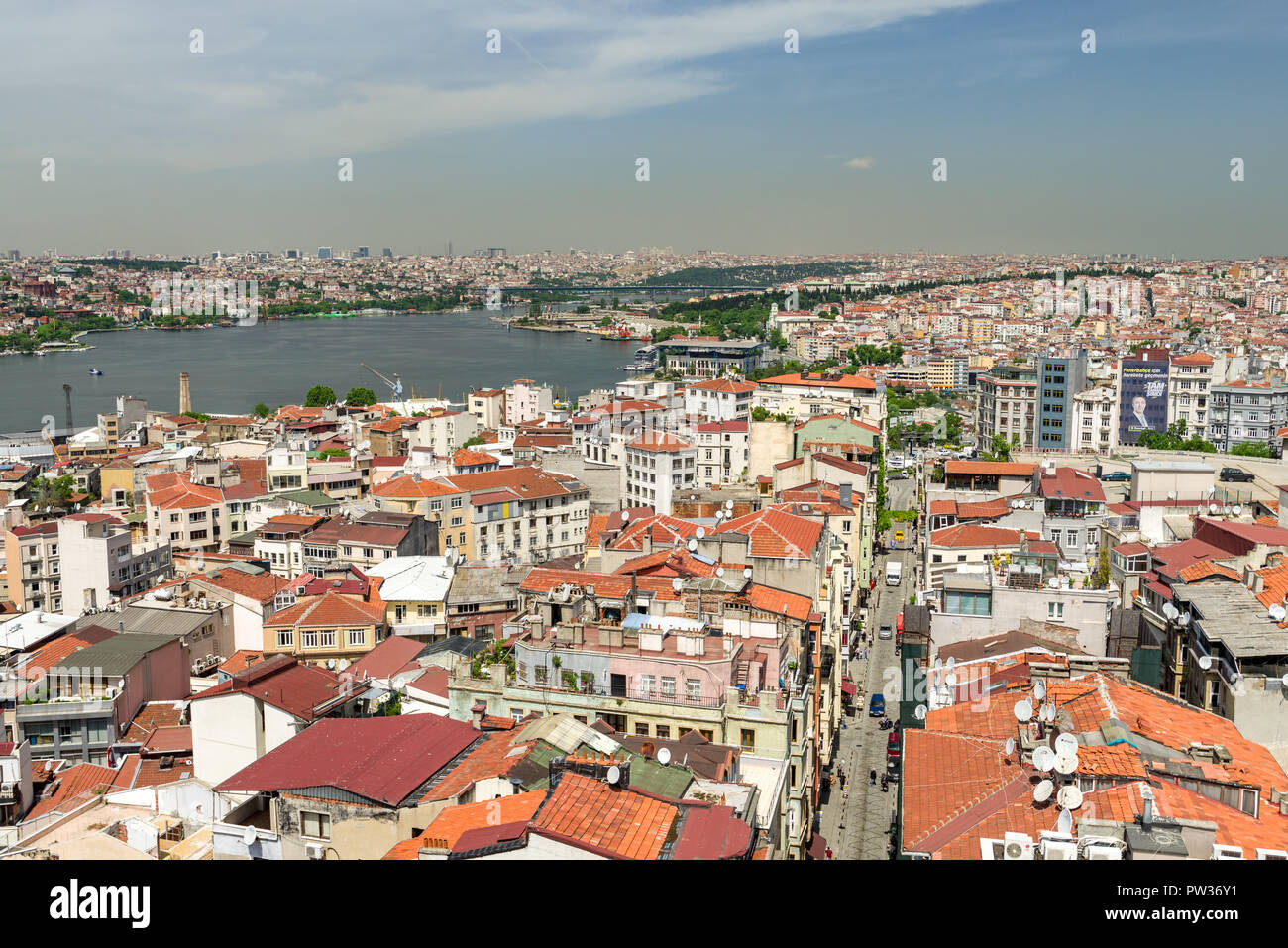 La vista desde la torre de Galata en Beyoglu y la ciudad en un día soleado, Estambul, Turquía Foto de stock