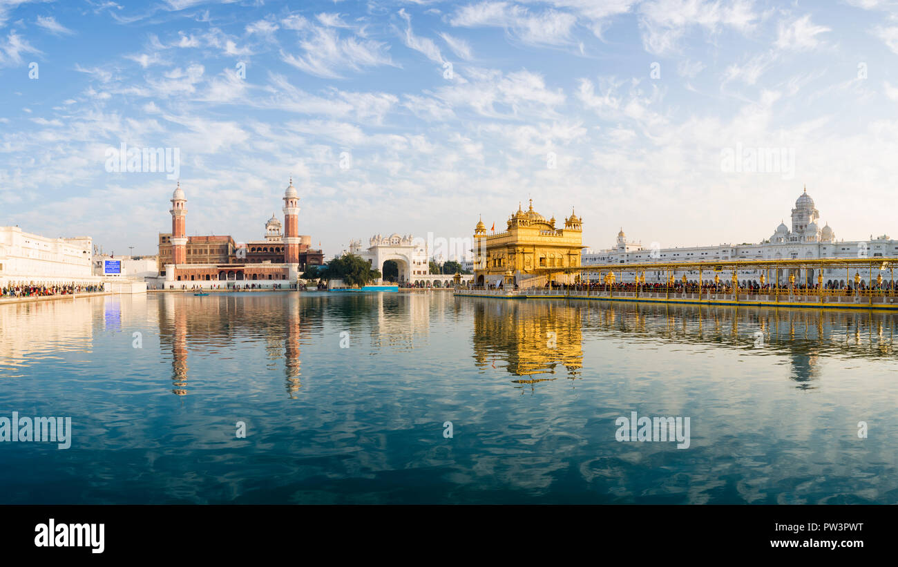 Amritsar, Punjab, India - Templo de Oro, El Harmandir Sahib, Amrit Sagar - Lago de néctar. Foto de stock