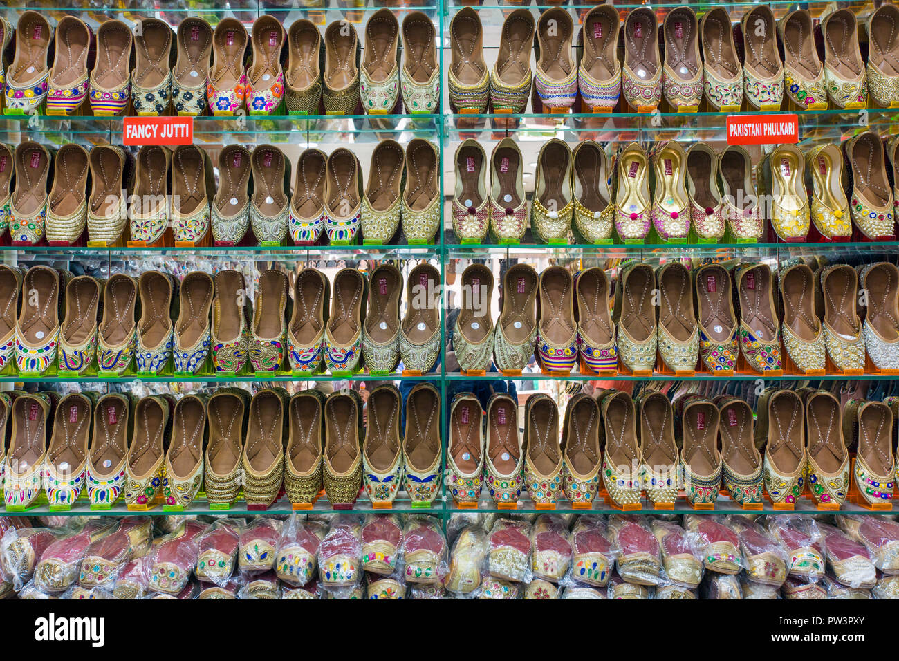 La India, Punjab, Amritsar, tradicional india de zapatillas para la venta Foto de stock