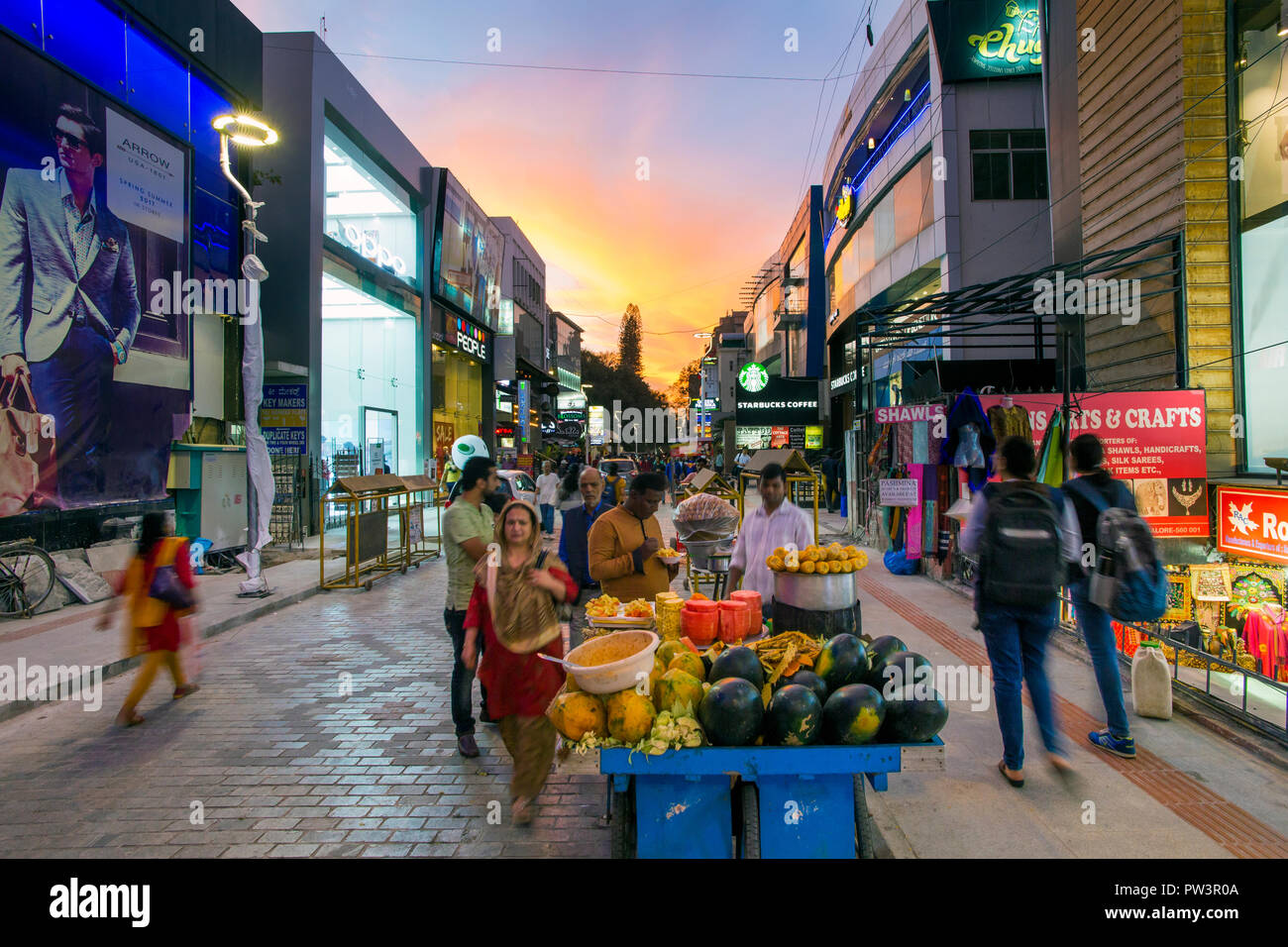 La India, Karnataka, Bangalore (Bangaluru), capital del estado de Karnataka, ocupado Brigade Road calle comercial Foto de stock