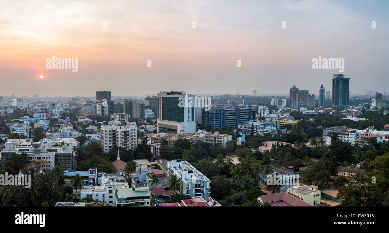 La India, Karnataka, Bangalore (Bangaluru), capital del estado de Karnataka, el horizonte de la ciudad Foto de stock