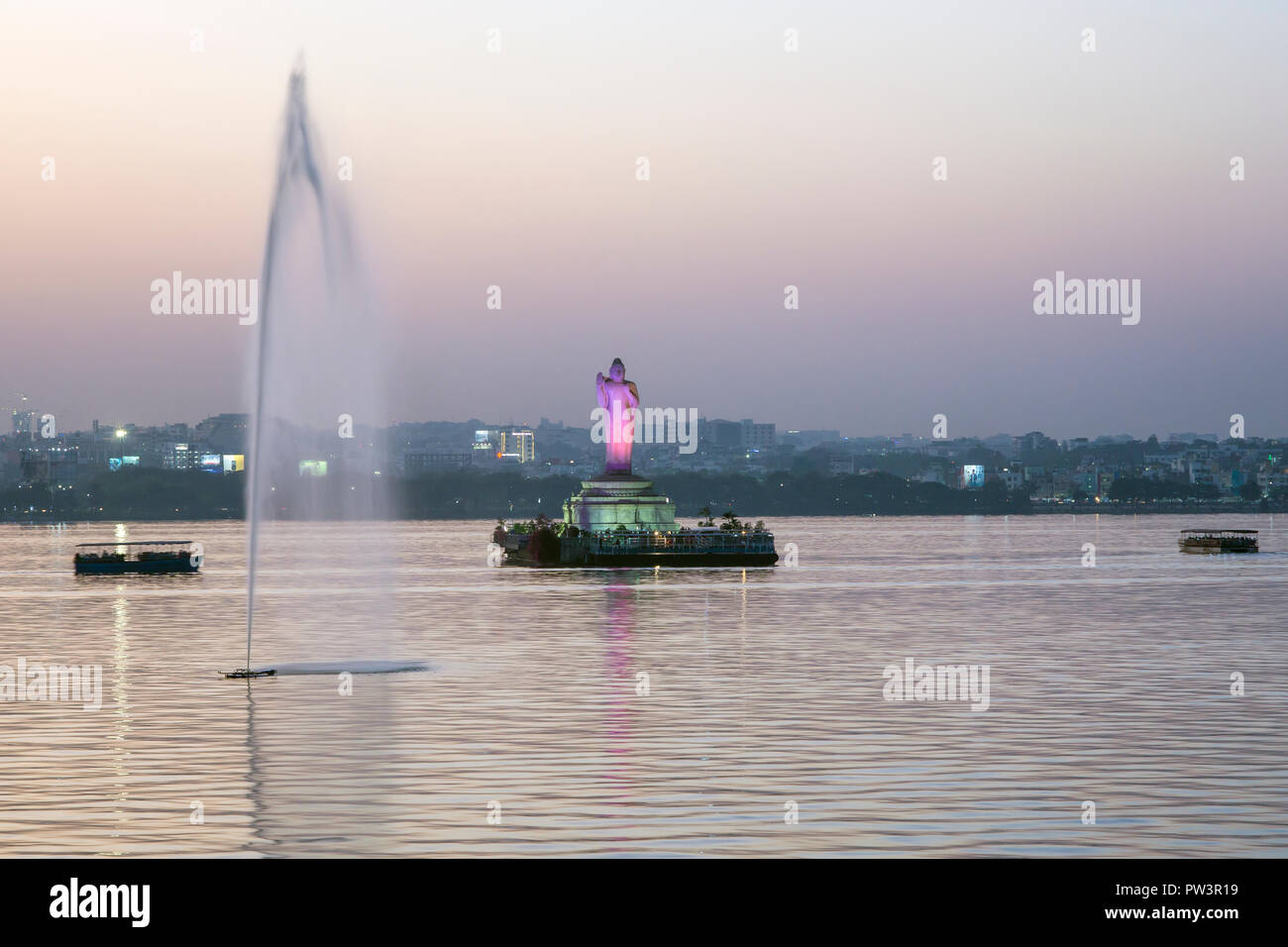 La India, capital del estado, Telengana (Andhra Pradesh), Hyderabad, estatua de Buda, Hussain Sagar Lake Foto de stock