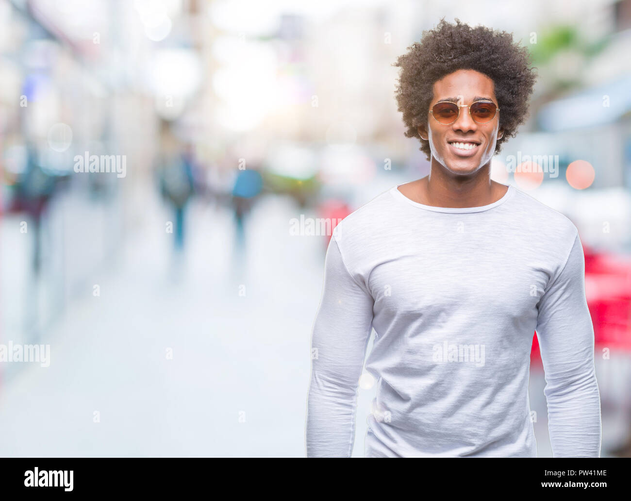Sonriente Hombre Afroamericano Gafas Sol Pie Piscina Con Salpicaduras:  fotografía de stock © AllaSerebrina #206918900