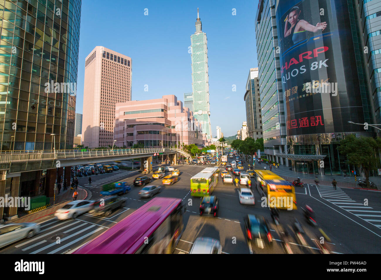 Taiwán, Taipei, tráfico en frente de Taipei 101 en una transitada intersección en el distrito de Xinyi Foto de stock