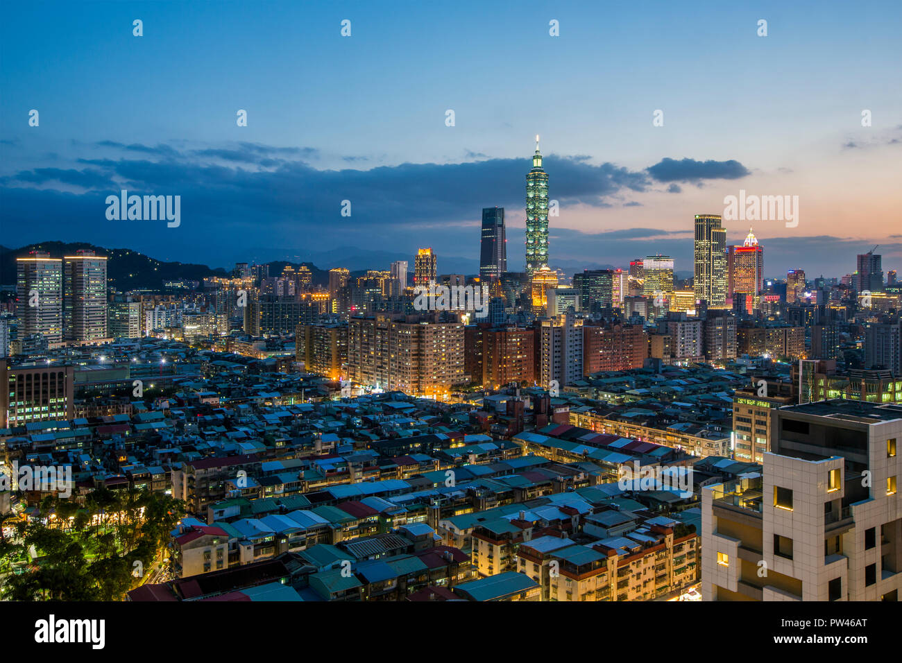 Taipei, Taiwán, el horizonte de la ciudad y el edificio Taipei 101 Foto de stock