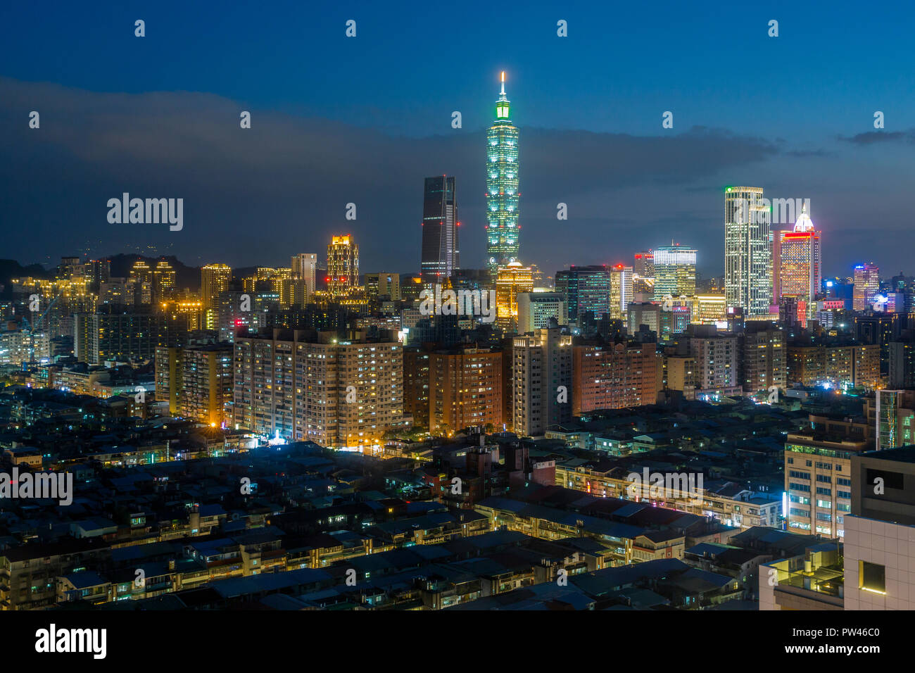 Taipei, Taiwán, el horizonte de la ciudad y el edificio Taipei 101 Foto de stock