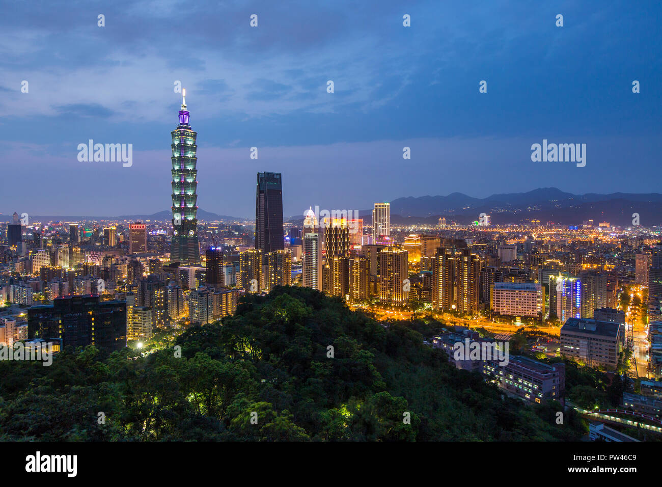 Taipei, Taiwán, el horizonte de la ciudad y el edificio Taipei 101 en el distrito de Xinyi Foto de stock