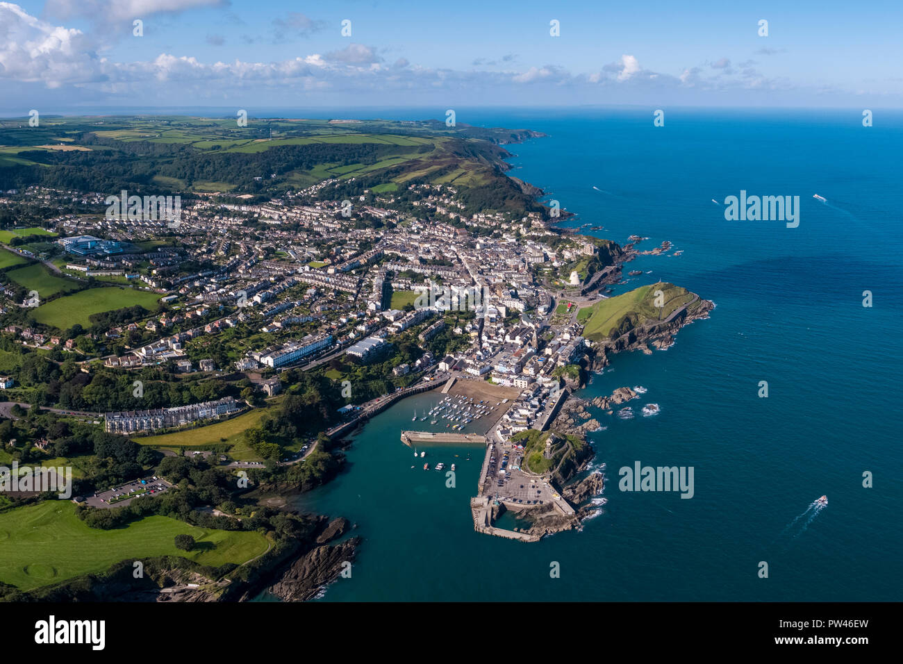 Reino Unido, Devon, al norte de la costa de Devon, Ilfracombe, vista aérea de la ciudad Foto de stock