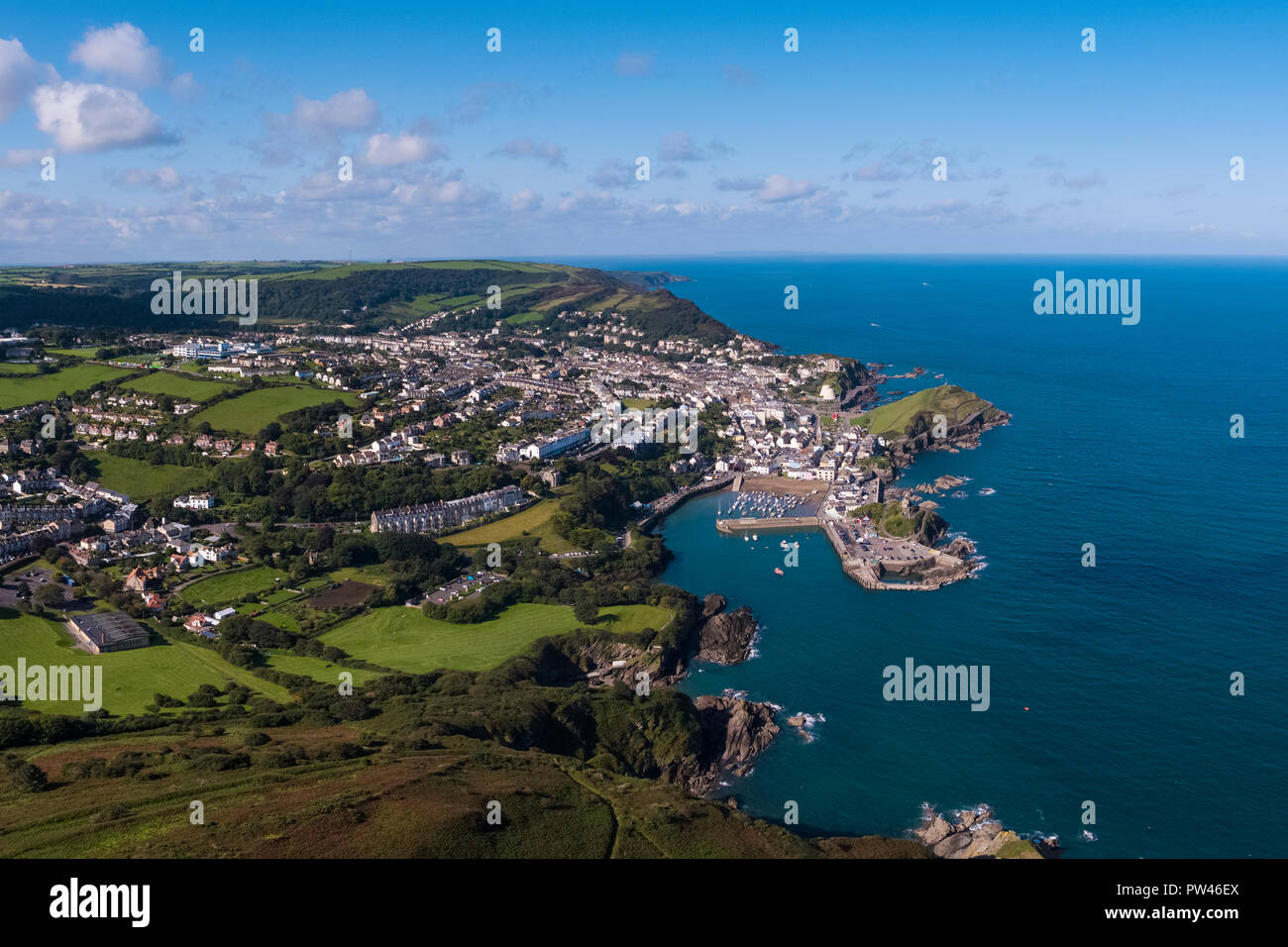 Reino Unido, Devon, al norte de la costa de Devon, Ilfracombe, vista aérea de la ciudad Foto de stock