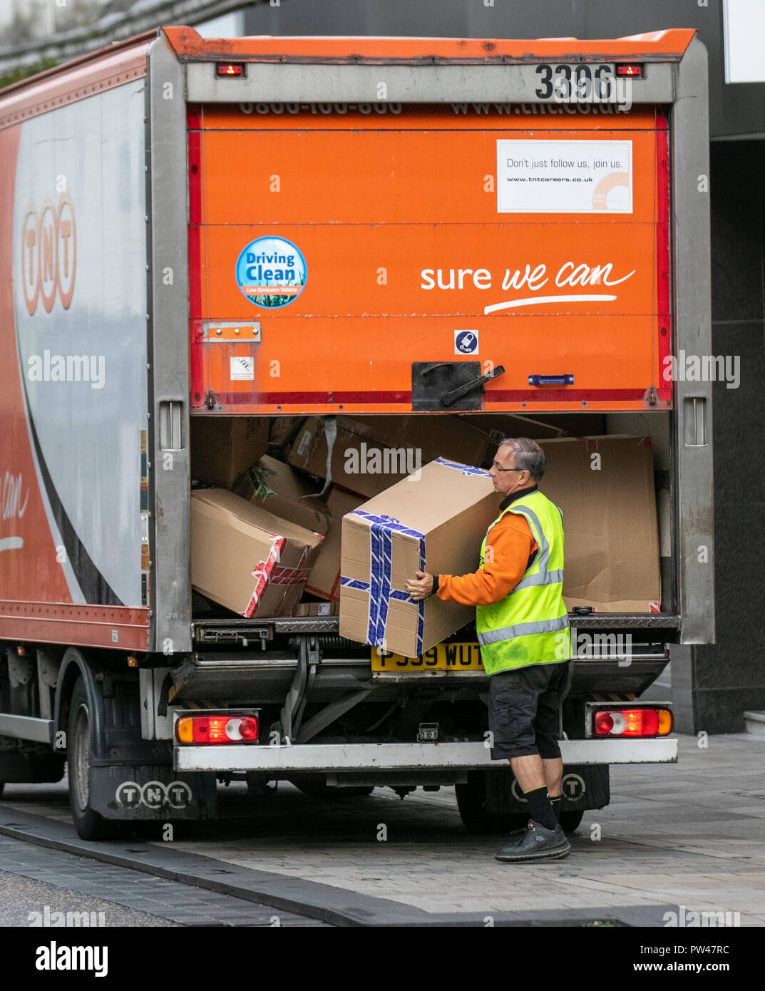 Totalmente cargado con paquetes caídos TNT entrega en Preston, Reino Unido.  Mensajería de entrega, transporte, descarga de carga, internacional,  logística, paquete, servicio, envío, envío, comercio, transporte, postal,  caja, empresa, empresa, entregar ...