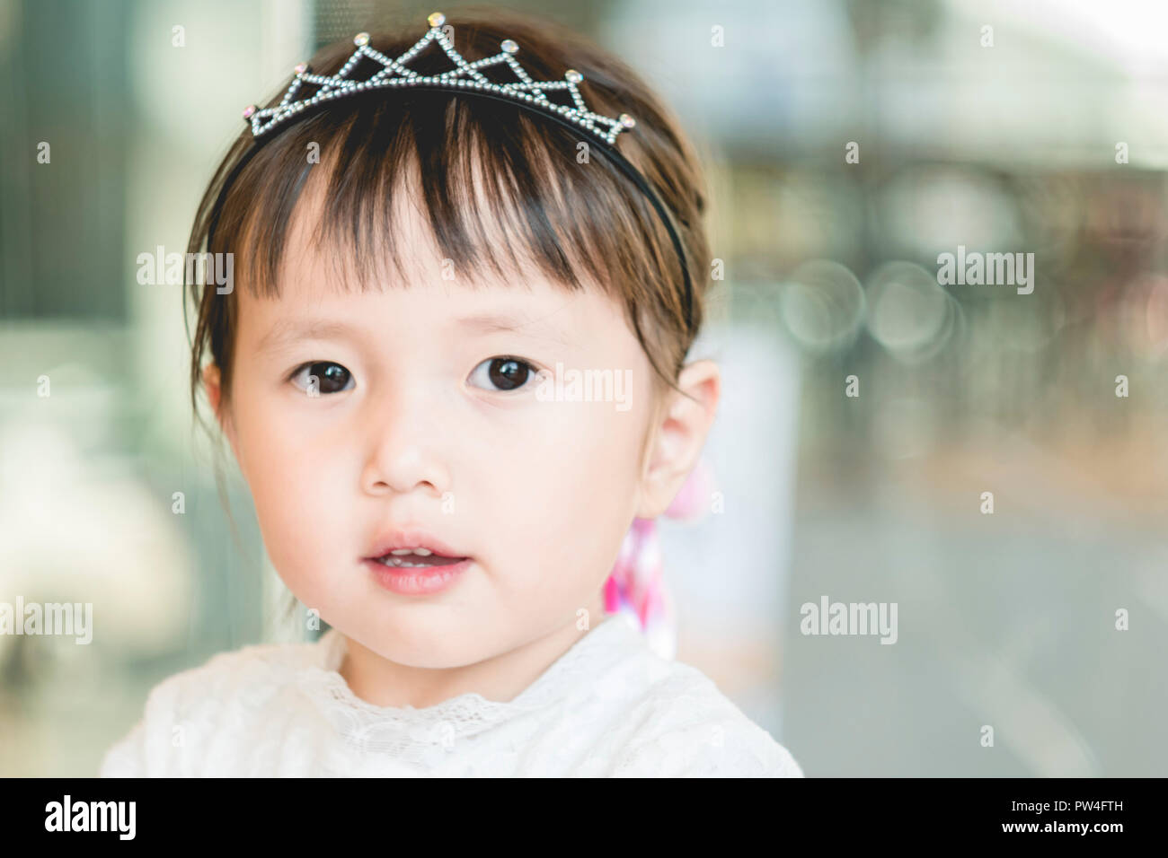 Niña gracioso rostro sonriente,retrato de alegres niños asiáticos adorable encantadora mirando a la cámara con una sonrisa Foto de stock
