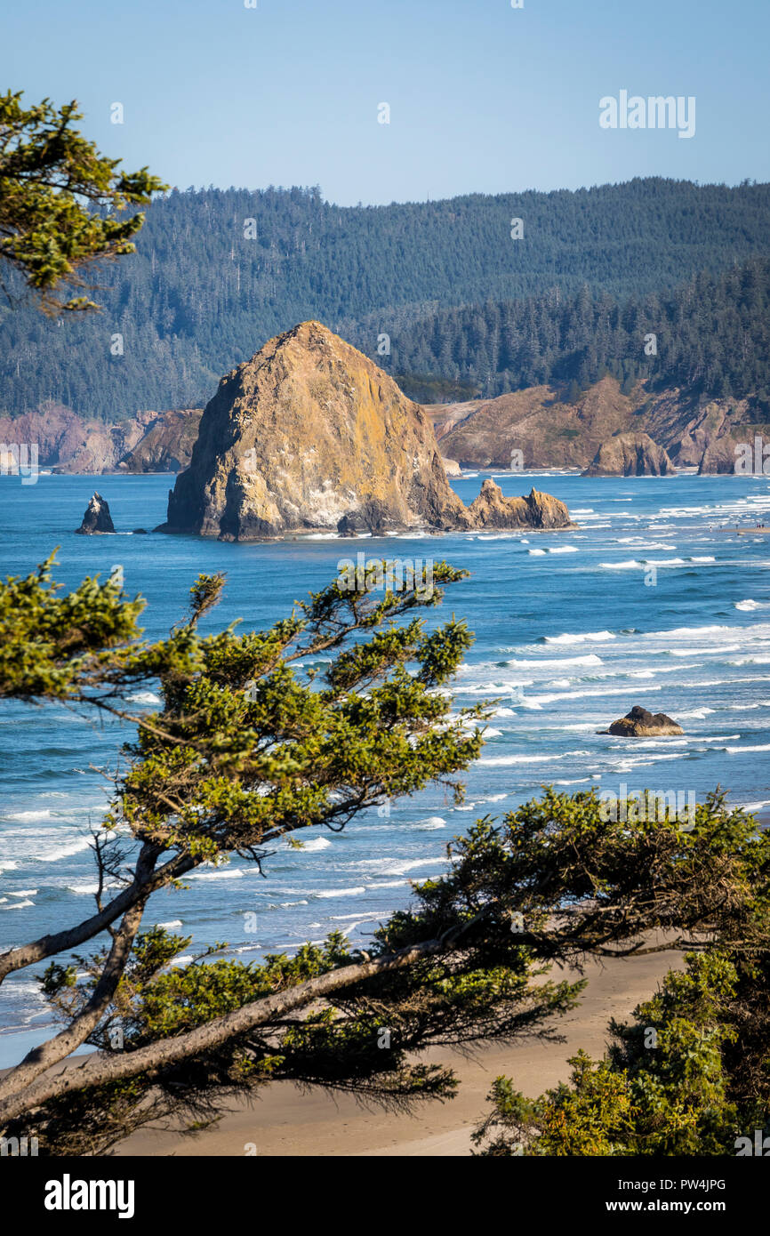 Haystack Rock en Cannon Beach, Oregon, USA. Foto de stock