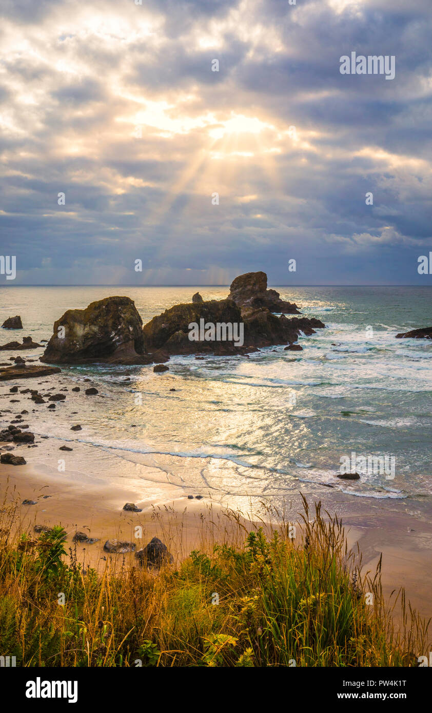 Los rayos del sol y de la playa, en el Parque Estatal Ecola, Oregon, USA. Foto de stock