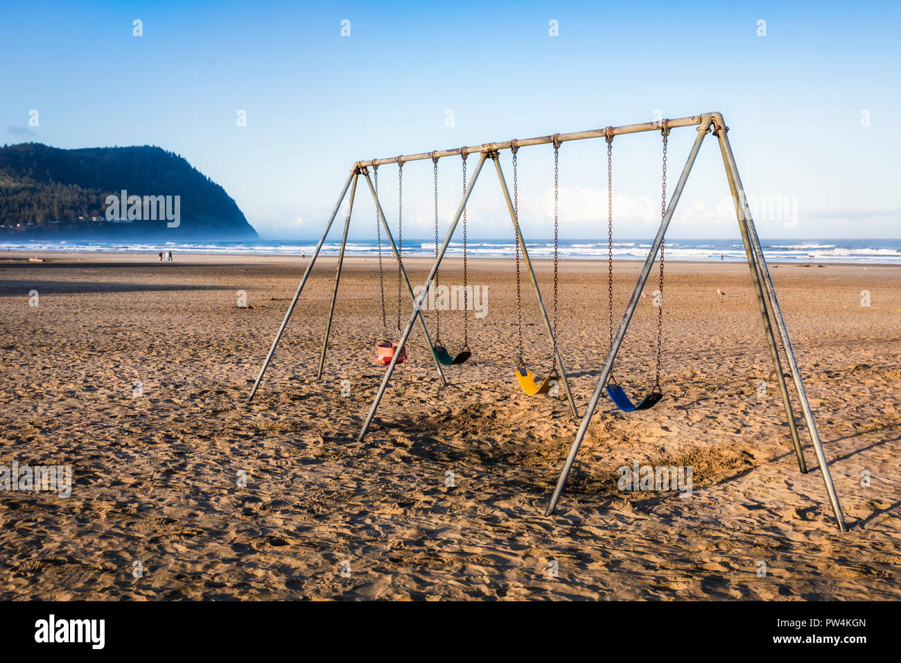 Uno de los tantos swingsets esa línea la amplia playa abierta al mar cerca de la playa, Oregon, USA. Foto de stock