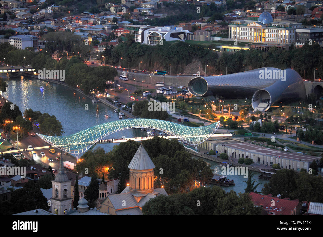Georgia, Tbilisi, horizonte, Peace Bridge, Rike Concert Hall, el Palacio Presidencial, Foto de stock