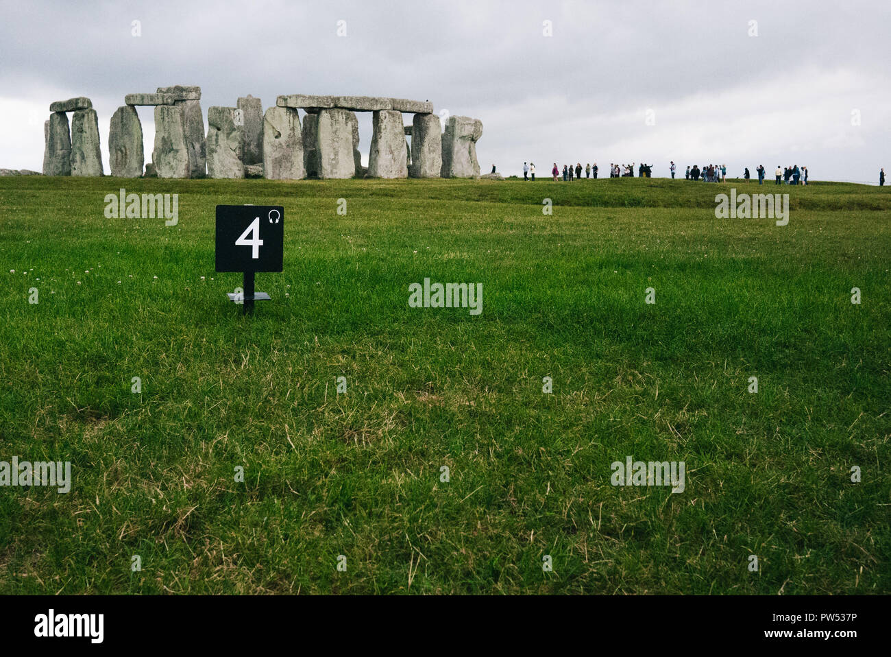 Línea de espera a la derecha de Stonehenge y un gran número de destacados cuatro de la guía de audio Foto de stock