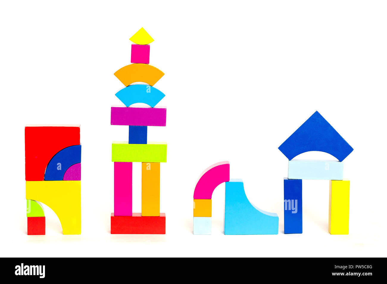 Children's multicolor cubos bloques de madera juguetes sobre un fondo blanco. Figuras multicolores. Foto de stock