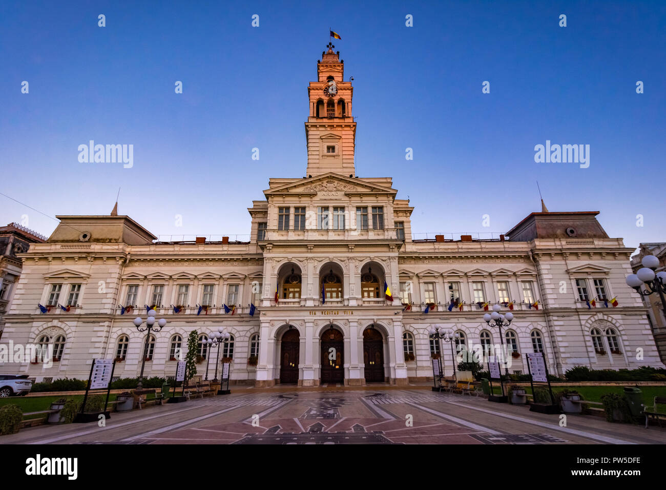 Arad, Rumania: Administrativo Palacein la plaza cetral, que hoy alberga el Ayuntamiento de la Ciudad de Arad. Foto de stock