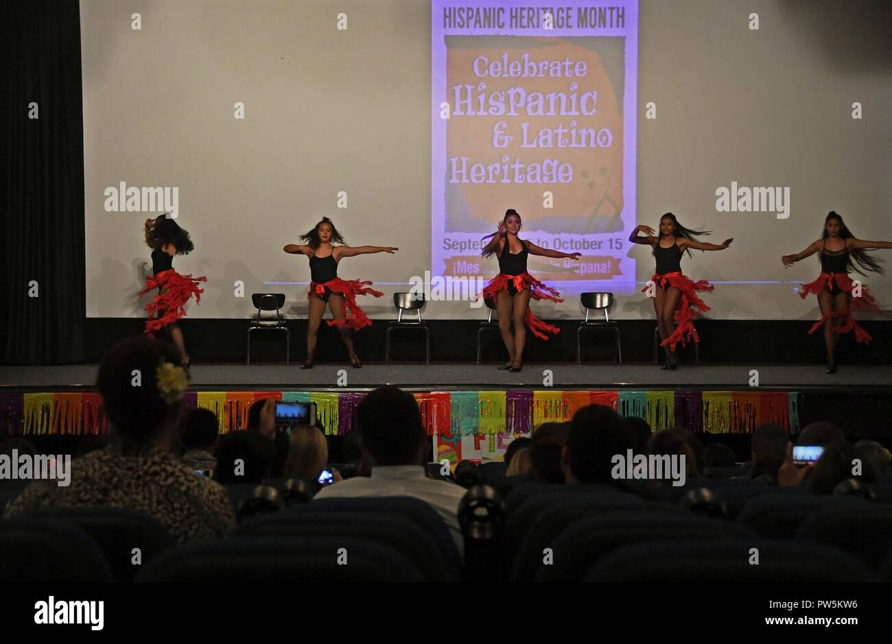 PEARL HARBOR (Sept 20, 2017) American Renaissance Academy, Danza realizar  una danza de temática latina durante la Perla Joint-Base Harbor-Hickam,  Celebración del Mes de la Herencia Hispana, el 20 de septiembre. El
