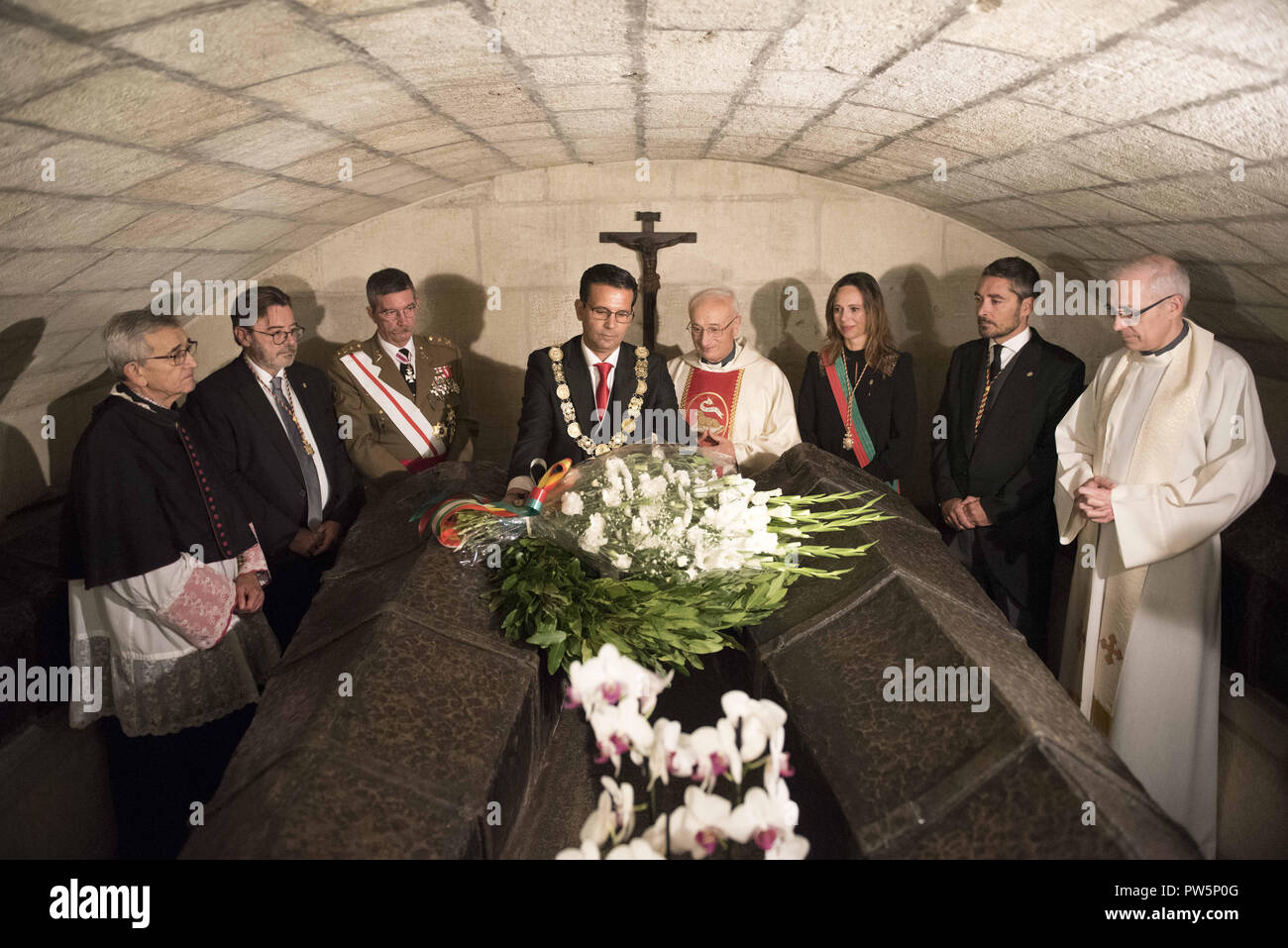 Granada, España. 12 Oct, 2018. Granadina alcalde Paco Cuenca haciendo una oferta floral en la tumba de los reyes católicos españoles. En España, cada 12 de octubre se celebra el Día de la Hispanidad, esta fiesta conmemora la llegada de Cristóbal Colón a América. Crédito: Carlos Gil SOPA/Images/Zuma alambre/Alamy Live News Foto de stock