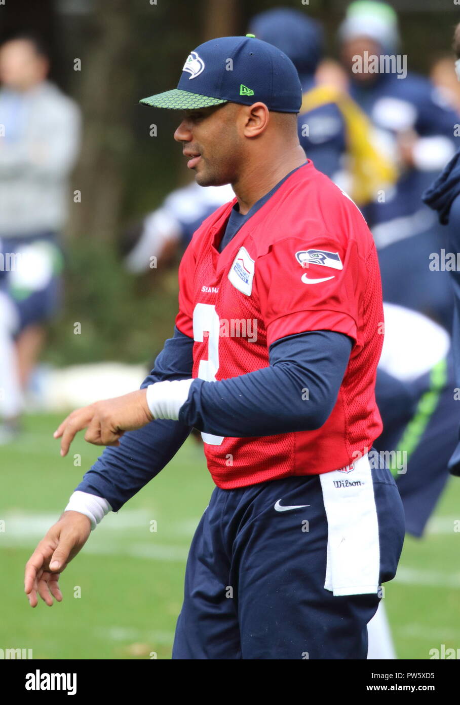 Londres, Reino Unido. El 12 de octubre de 2018. Quarterback Russell Wilson en la conferencia de prensa de los Seattle Seahawks y práctica a la arboleda, Chandlers Cruz, Watford, UK por delante de la NFL juego de la Serie Internacional del Reino Unido vs Oakland Raiders, el estadio de Wembley, Londres, Reino Unido, 12 de octubre de 2018 Créditos: KEITH MAYHEW/Alamy Live News Foto de stock