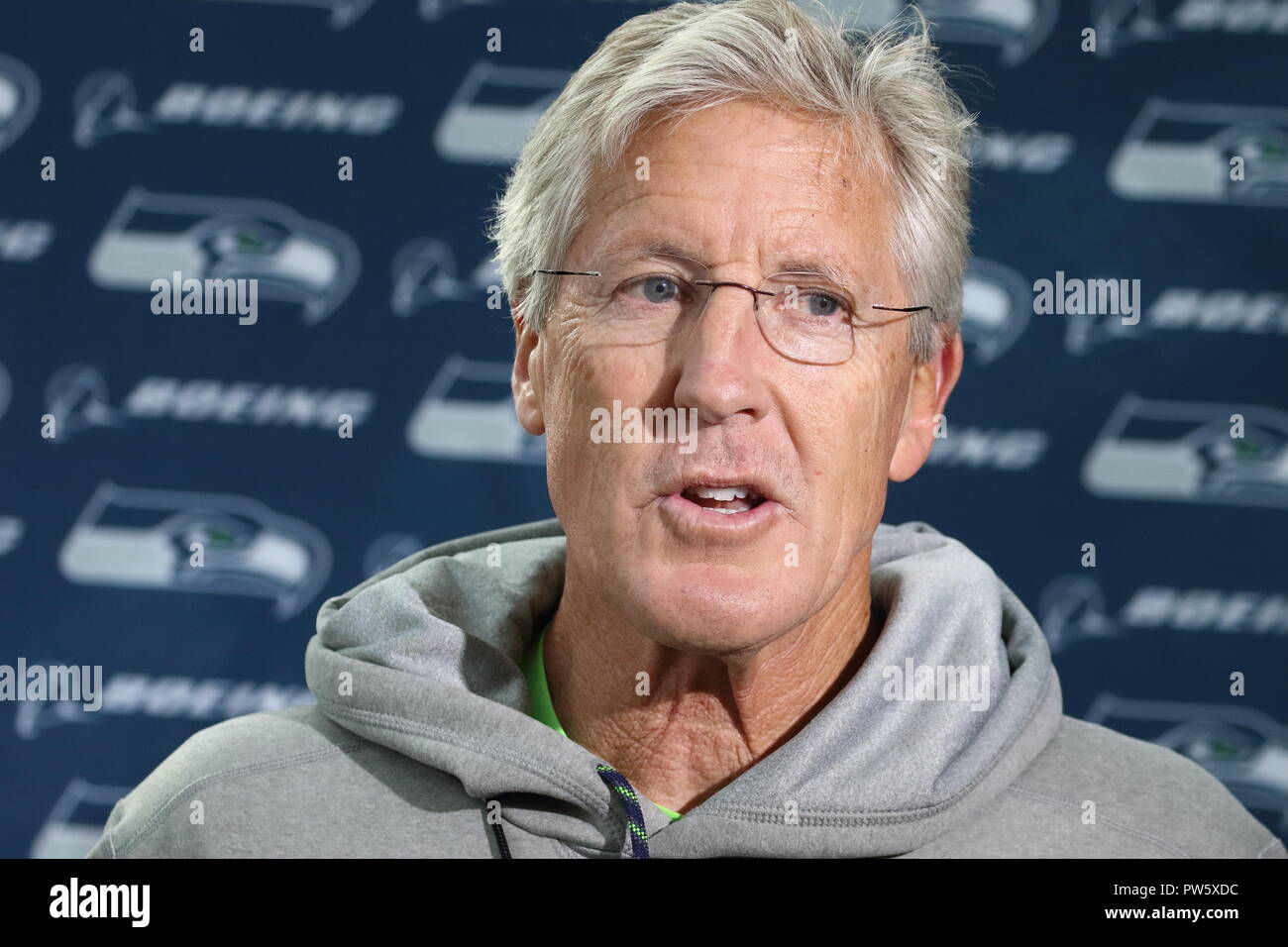 Londres, Reino Unido. El 12 de octubre de 2018. Pete Carroll, Entrenador en Jefe de los Seattle Seahawks en conferencia de prensa y en la práctica en el Grove, Chandlers Cruz, Watford, UK por delante de la NFL juego de la Serie Internacional del Reino Unido vs Oakland Raiders, el estadio de Wembley, Londres, Reino Unido, 12 de octubre de 2018 Créditos: KEITH MAYHEW/Alamy Live News Foto de stock