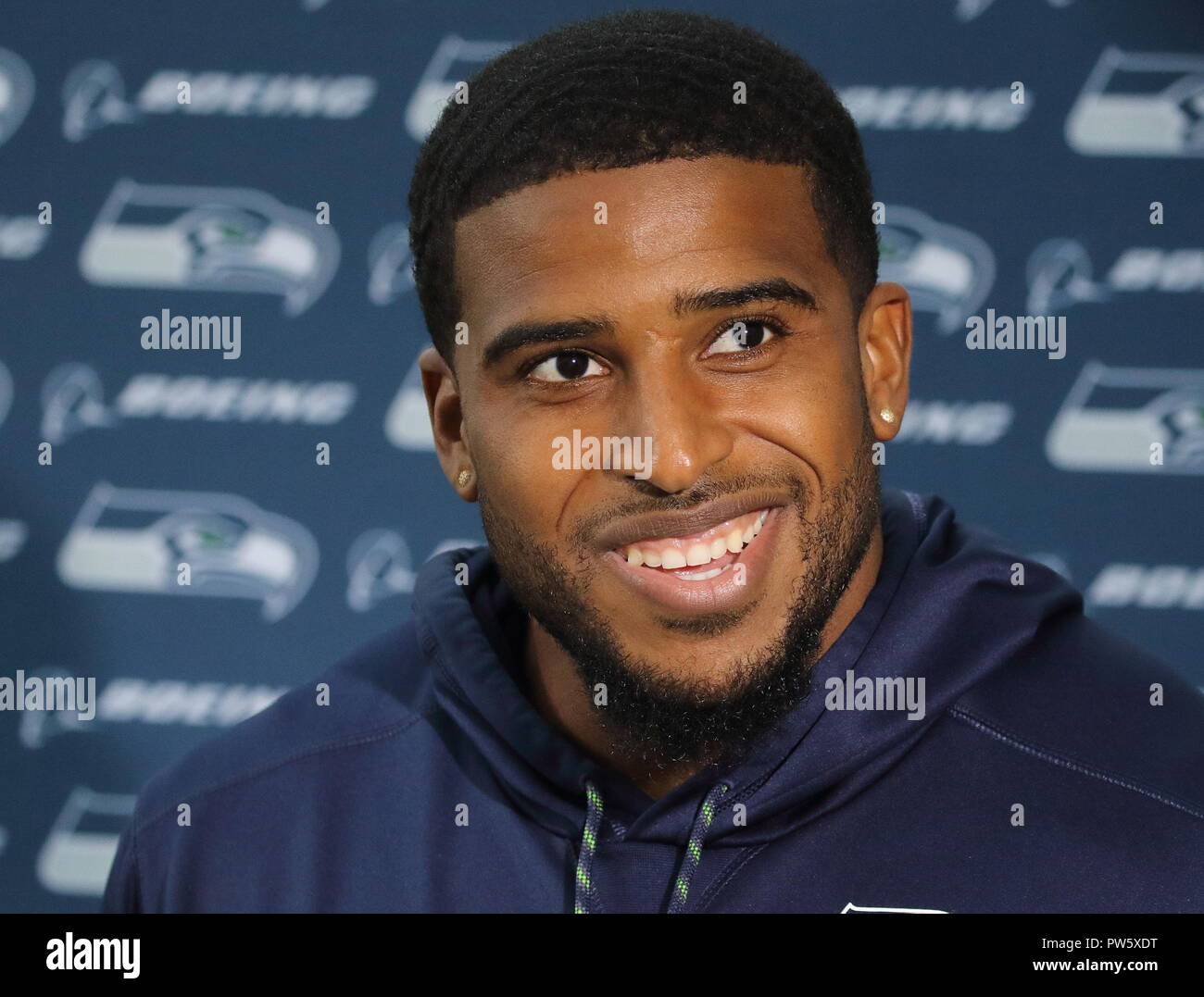 Londres, Reino Unido. El 12 de octubre de 2018. Bobby Wagner Seahawks en la conferencia de prensa y en la práctica en el Grove, Chandlers Cruz, Watford, UK por delante de la NFL juego de la Serie Internacional del Reino Unido vs Oakland Raiders, el estadio de Wembley, Londres, Reino Unido, 12 de octubre de 2018 Créditos: KEITH MAYHEW/Alamy Live News Foto de stock