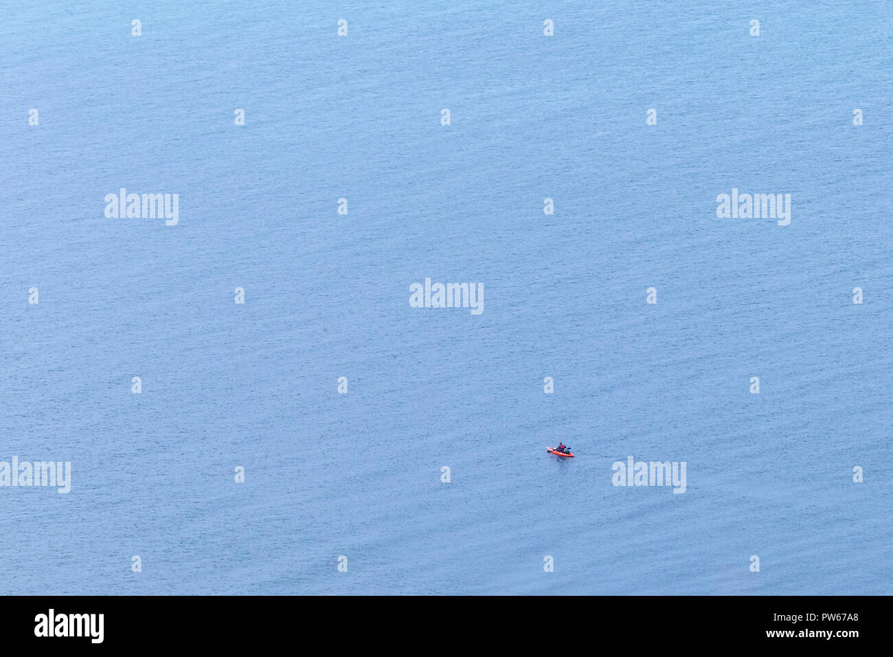 Un kayakista solitario en el canal de la Mancha. Foto de stock