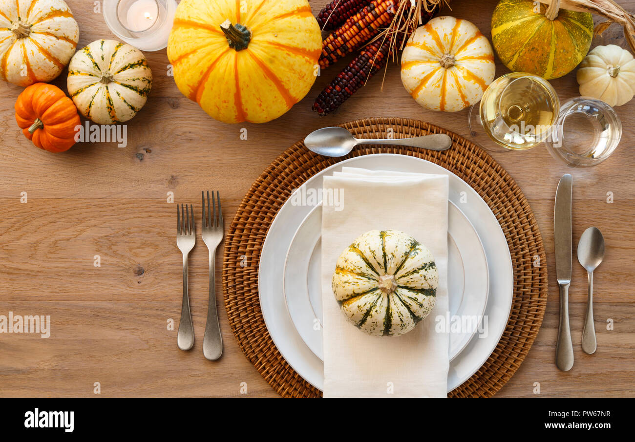 Caída festiva Thanksgiving Table place setting ajuste decoraciones hogareñas con placas de china blanca platos, cubertería de plata tenedor y cuchara, servilleta de tela de lino, Foto de stock