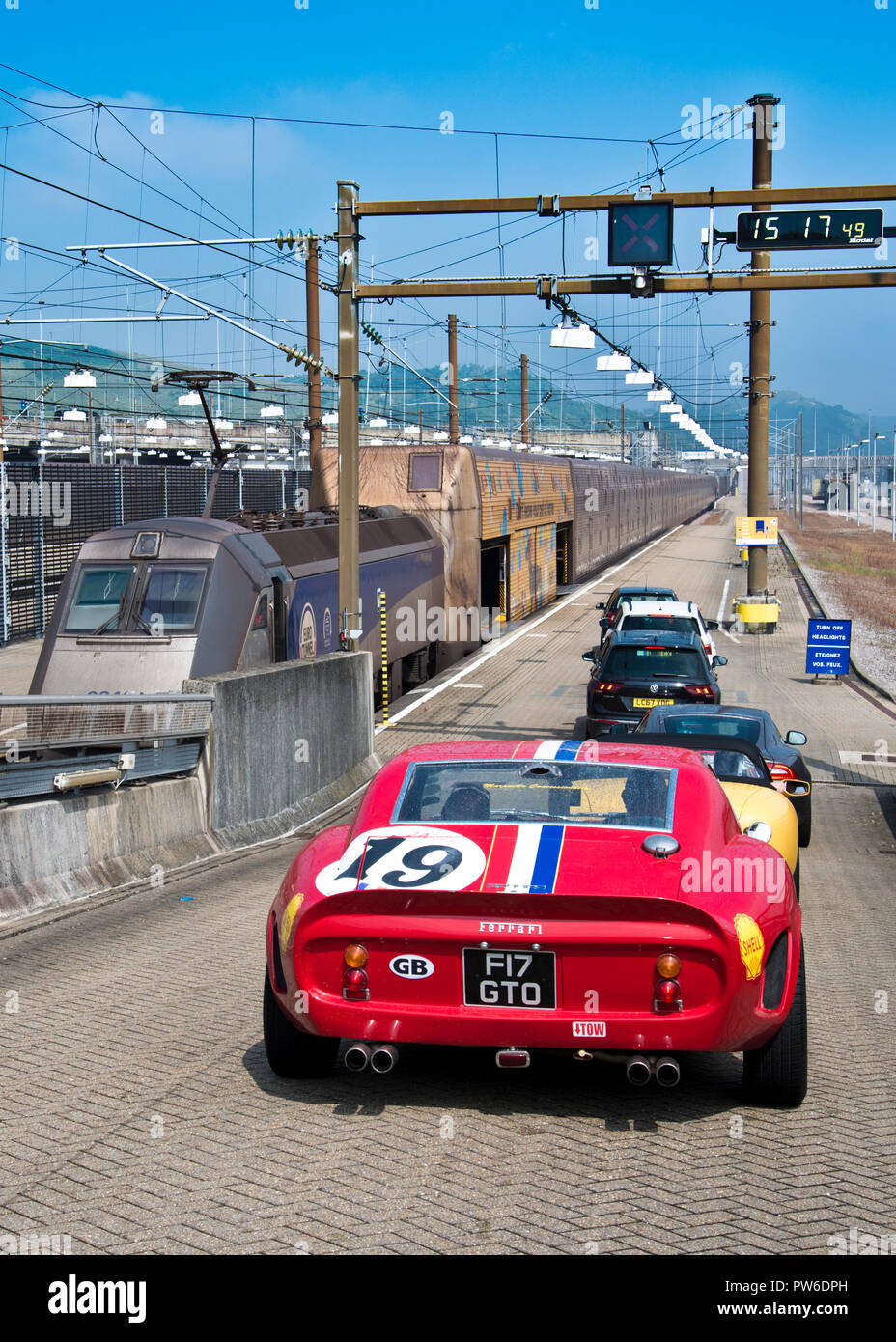 Vista trasera de un Ferrari 250 GTO, pintura realizada en colores nacionales franceses, esperando en línea para subir a bordo del túnel Euro, tren eléctrico de alta velocidad a Francia, Foto de stock
