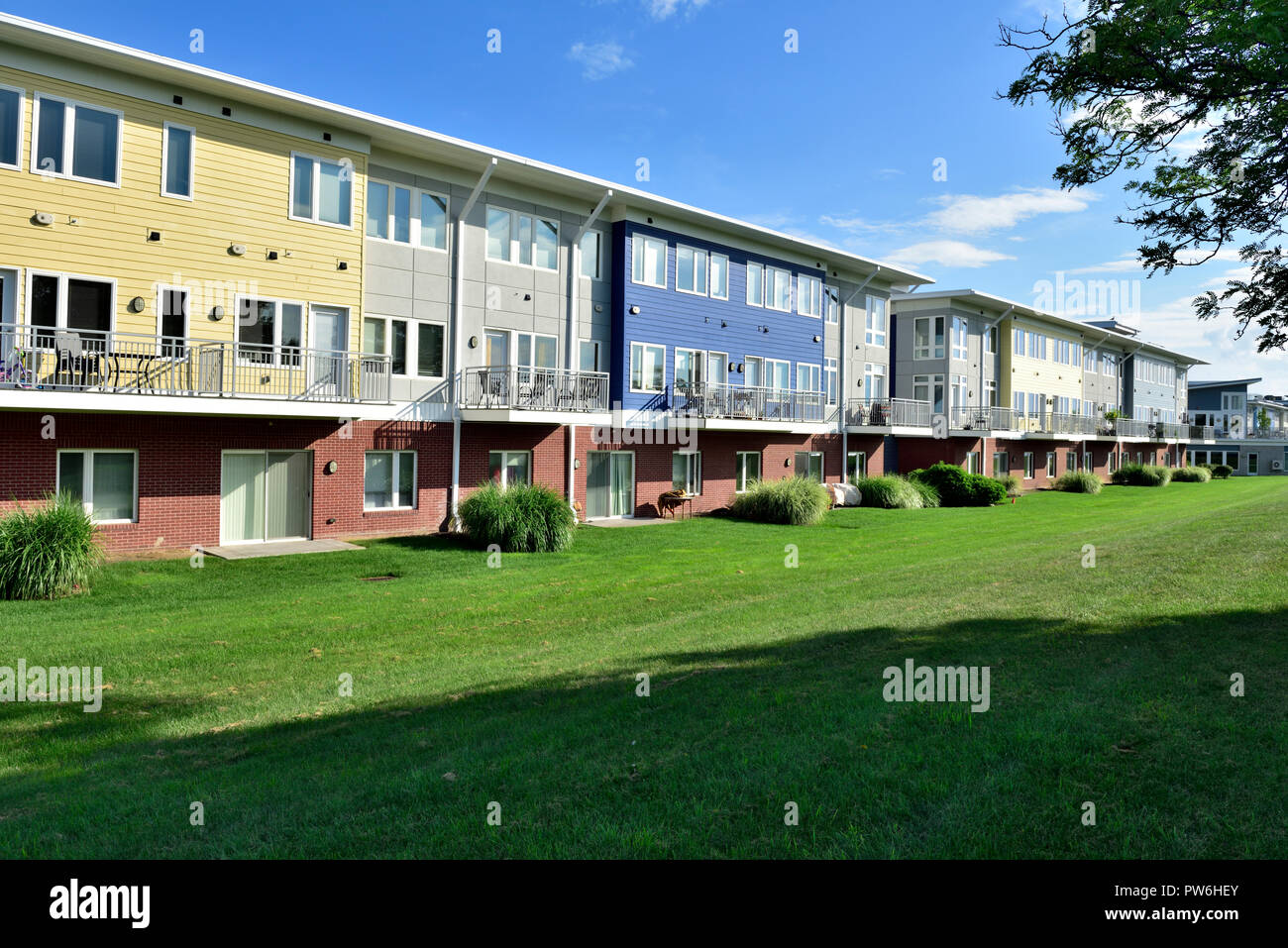 Moderno apartamento (Erie Harbour Apartments) edificios a lo largo del río Genesee en Rochester NY, EE.UU. Foto de stock