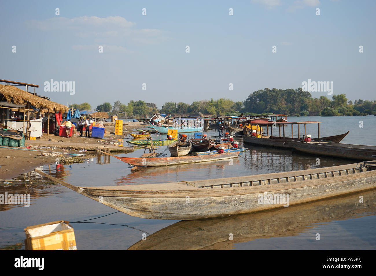 Boote im Hafen von Ban Nakasong, Ban Nakasang, Mekong, Provinz Champasak, Süd-Laos, Laos, Asien Foto de stock