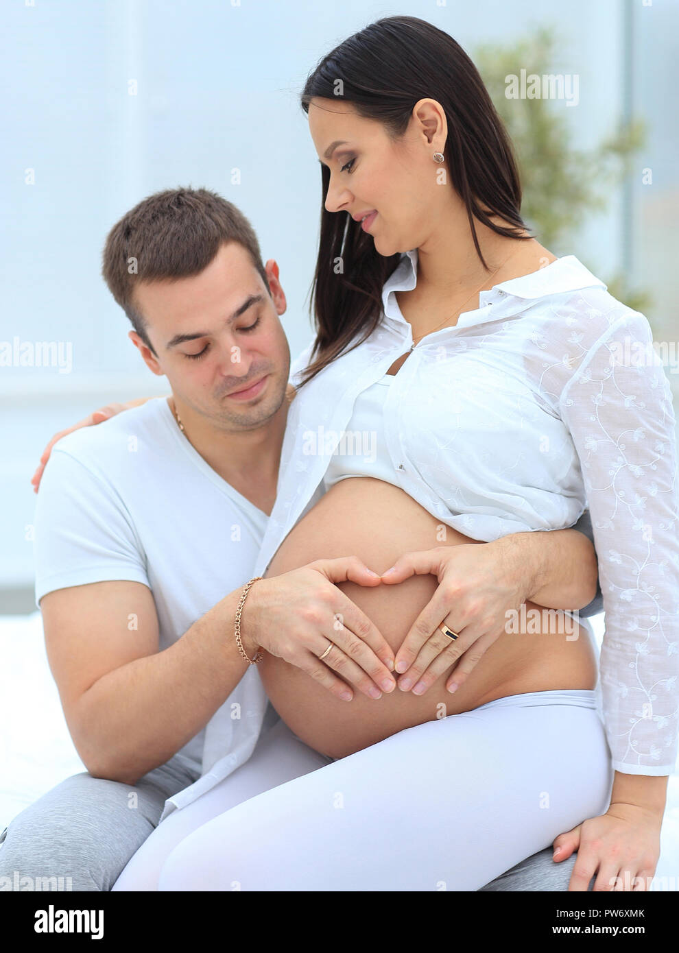 Closeup .feliz pareja embarazada Fotografía de stock - Alamy Closeup .feliz pareja embarazada Fotografía de stock - Alamy