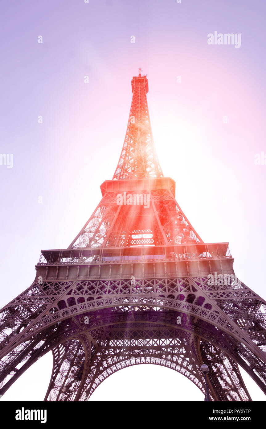 Sol deslumbrante detrás de la torre Eiffel en Paris, Francia Foto de stock