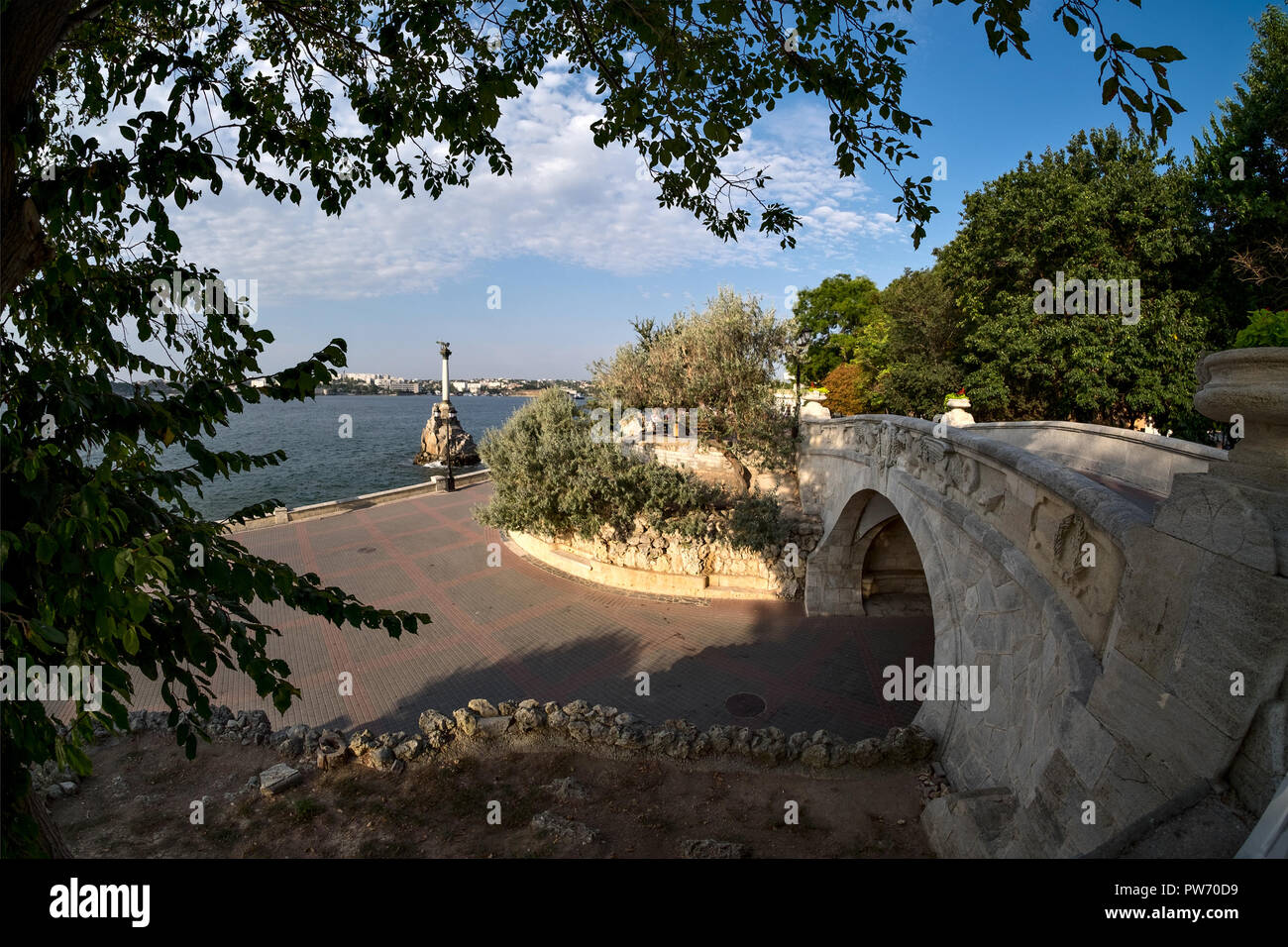 Puente Dragón y Barcos Hundidos Monumento en Sebastopol, la Crimea Foto de stock