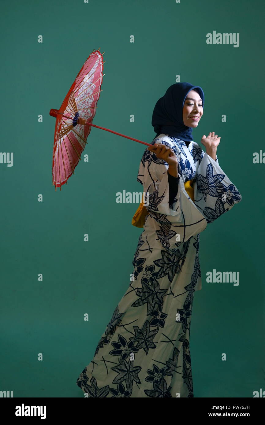 Los jóvenes japoneses chica musulmana en Kimono con sombrilla Fotografía de  stock - Alamy