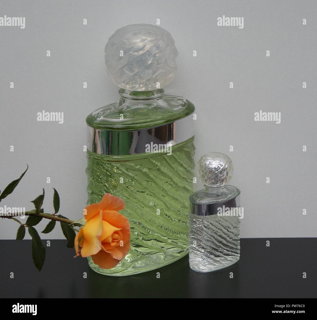 Eau de Rochas, fragancia para damas, gran frasco de perfume delante de un  piano brillante candelabros con velas decoradas con una rosa inglés  Fotografía de stock - Alamy