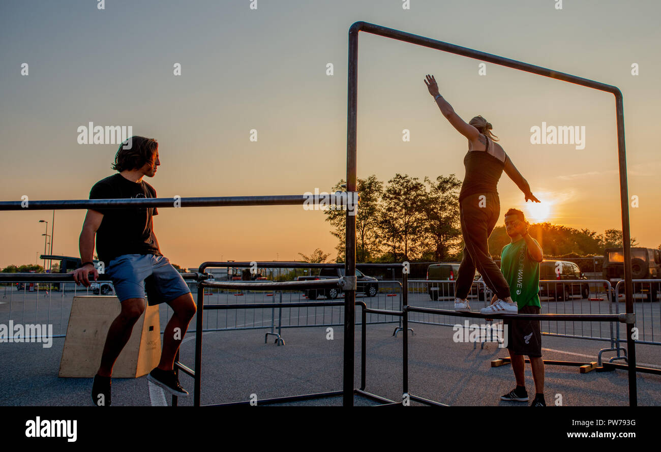 Bergamo, Italia El 12 de octubre de 2018:Parkour 'actividad física en marcha, escalar y saltar para superar un obstáculo Foto de stock