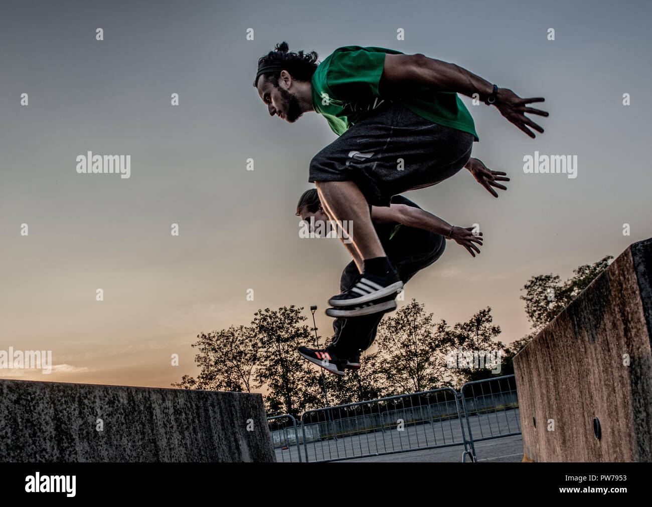 Bergamo, Italia El 12 de octubre de 2018:Parkour 'actividad física en marcha, escalar y saltar para superar un obstáculo Foto de stock