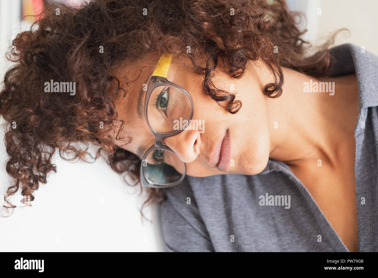 Pensativo y reflexivo retrato de mujer negra cara Foto de stock